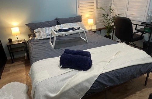 Ballajura Casa | Paradise on the Lakes - Queen Bedroom