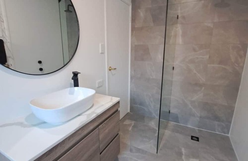 Ballajura Casa | Paradise on the Lakes - Queen Bedroom