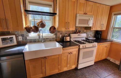 Lyndhurst Casa | Looking for a roomate Queen Bed