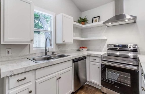 Oak Cliff Casa | Modern 3 Bedroom Home near bishop arts