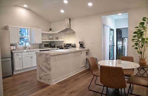 Oak Cliff Casa | Modern 3 Bedroom Home near bishop arts
