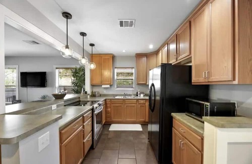 Old Enfield Casa | ROOMY RANCH: Local to Austin City Limits, less than 30 to COTA