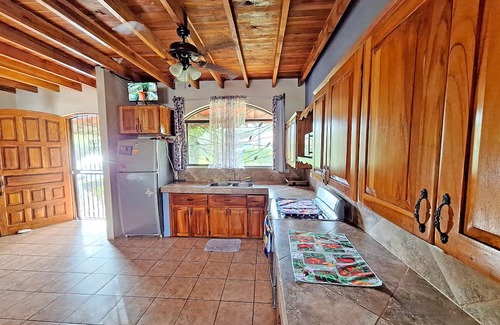 Canton Parrita Casa | Large family house, A/C, swimming pool, outdoor patio, minutes to the beaches!