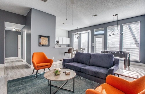 Elmo Casa | Stylishly Updated 3 Bedroom / Foosball Table!