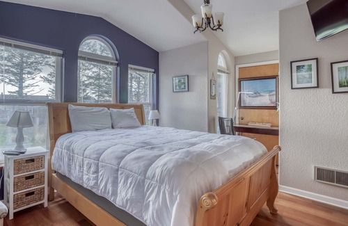 Downtown Cannon Beach Casa | Near the Beach with TVs, Foosball, Ping-Pong and Pool Tables!