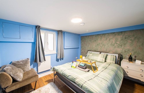 Maidstone Cama Y Desayuno | Sleeps 6 in Maidstone Central 2BR + Sofa