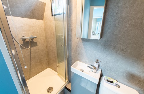 Maidstone Cama Y Desayuno | Sleeps 6 in Maidstone Central 2BR + Sofa