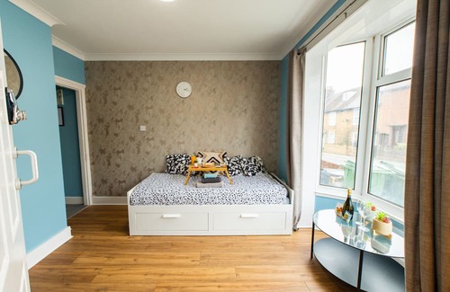 Maidstone Cama Y Desayuno | Sleeps 6 in Maidstone Central 2BR + Sofa
