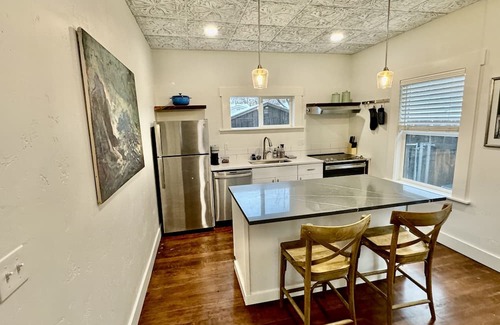 North End Cabaña | Lovely North End Cottage- Newly renovated historic home with all the amenities.