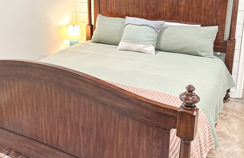 Calverton Otro | Modern Farmhouse surrounded by woods. Shopping wineries breweries hiking nearby