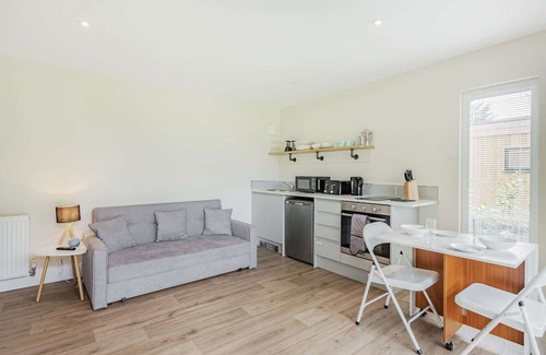 Toppesfield Cabina | Luxury City to Country Retreat Lodge with Hot Tub