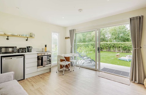 Toppesfield Cabina | Luxury City to Country Retreat Lodge with Hot Tub