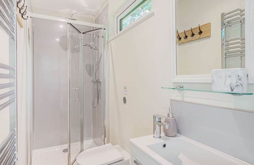 Toppesfield Cabina | Luxury City to Country Retreat Lodge with Hot Tub