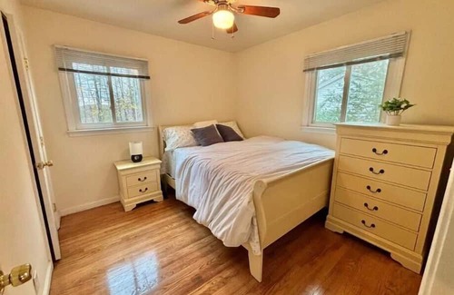 Ansonia Casa | Spacious 3-Bed with Parking. Family Friendly. King Bed