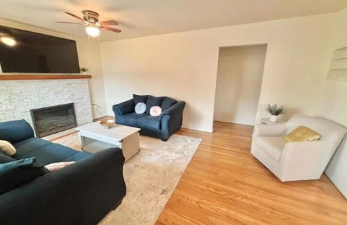 Ansonia Casa | Spacious 3-Bed with Parking. Family Friendly. King Bed