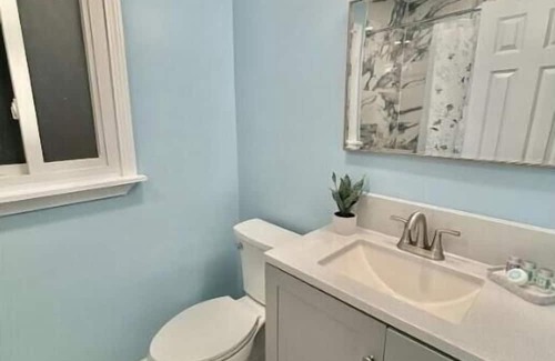 Ansonia Casa | Spacious 3-Bed with Parking. Family Friendly. King Bed