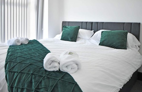 Burslem Casa | Potter's Rest: Explore the Potteries from this Wonderful Modern 4-Bed House!