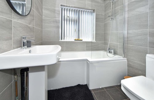 Burslem Casa | Potter's Rest: Explore the Potteries from this Wonderful Modern 4-Bed House!