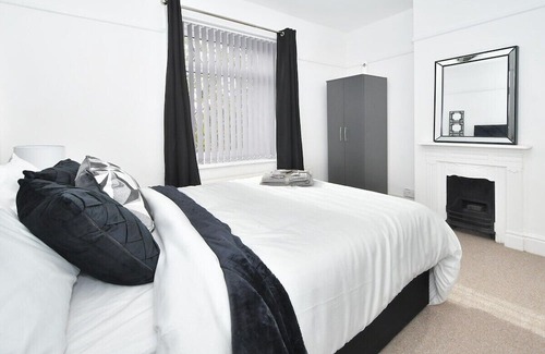 Stoke-on-Trent Casa | Superb Autumn Stay at Stylish Home in the City