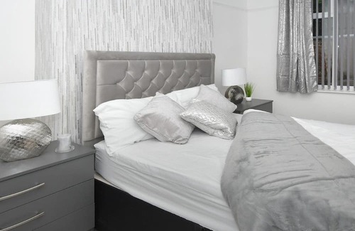 Stoke-on-Trent Casa | Superb Autumn Stay at Stylish Home in the City