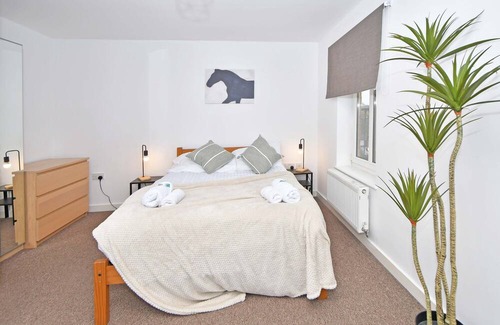 Newcastle-Under-Lyme Casa | Tansey House: A Serene Residential Haven Near the Heart of the City!