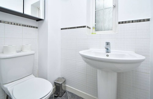 Newcastle-Under-Lyme Casa | Tansey House: A Serene Residential Haven Near the Heart of the City!