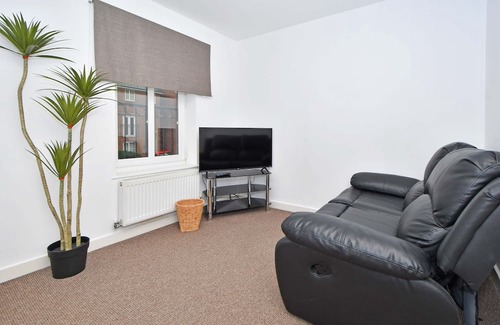 Newcastle-Under-Lyme Casa | Tansey House: A Serene Residential Haven Near the Heart of the City!