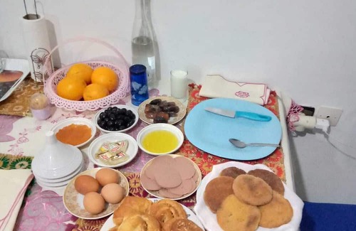 Sale Cama Y Desayuno | مبيت + افطار غرفة خاصة لفرد واحد ، في شقة مع عائلة. الحمام و الدوش مشترك