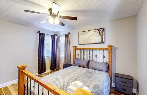 Fernandina Beach Casa | Bright & charming getaway with generous yard, W/D, & deck - near beaches & golf
