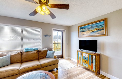 Fernandina Beach Casa | Bright & charming getaway with generous yard, W/D, & deck - near beaches & golf
