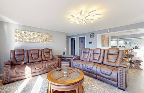 Jones Casa | Waterfront property with pool table, fireplaces, grill, jetted tub, W/D, & AC