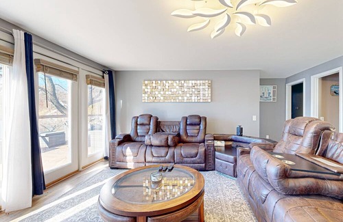 Jones Casa | Waterfront property with pool table, fireplaces, grill, jetted tub, W/D, & AC