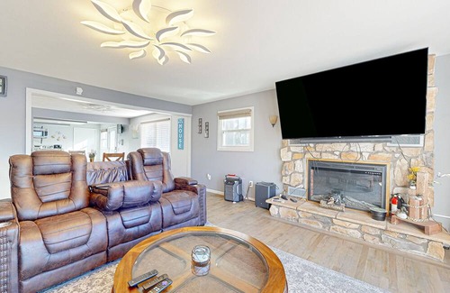 Jones Casa | Waterfront property with pool table, fireplaces, grill, jetted tub, W/D, & AC