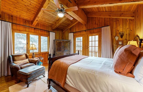 Hailey Cabina | Dog-friendly cabin with fenced yard, deck, sunroom, fireplace, & W/D