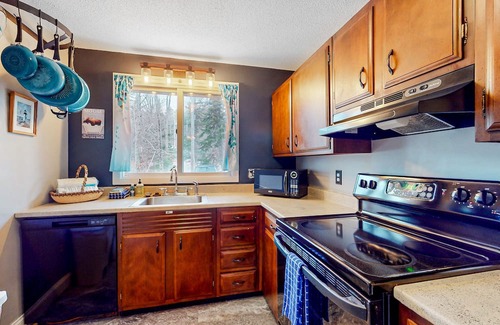 Greenville Junction Condominio | First-floor condo near lake/skiing/hiking with beach access, lake view & patio