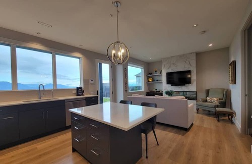 Southwest Mission Casa | Cozy getaway with panoramic lake view