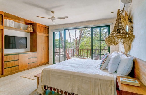 Centro de la ciudad de Tulum Villa | Nature-Chic Villa with Rooftop and Lap Pools!