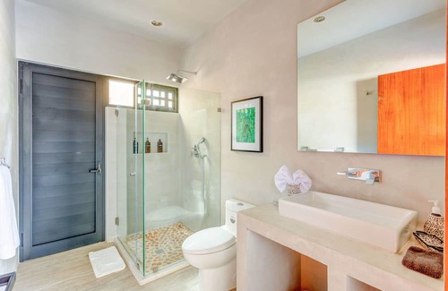 Centro de la ciudad de Tulum Villa | Nature-Chic Villa with Rooftop and Lap Pools!