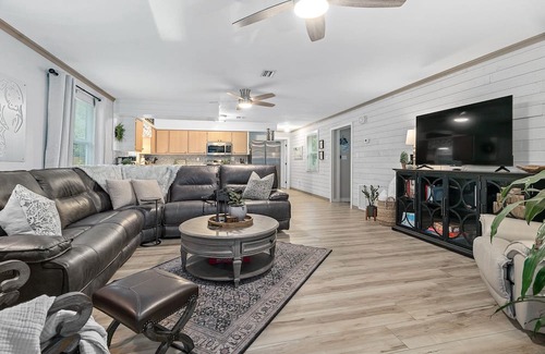 Homosassa Casa | Waterfront Screen Porch with kayaks to experience the peaceful Halls River!