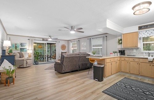 Homosassa Casa | Waterfront Screen Porch with kayaks to experience the peaceful Halls River!
