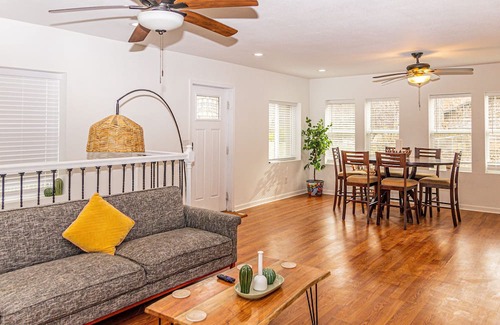 Kansas City Casa | 10 minutes to Kansas City downtown! Family size cabin, with game room & deck