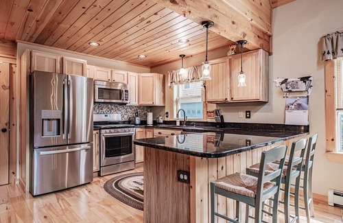 Greenwood Chalet De Esquí | Luxury Woodland Retreat with both lake/ski slope access, Yr home away from home