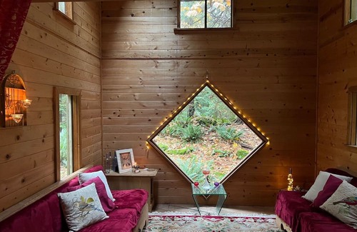Bowen Island Cabina | Spacious Cedar Cottage on Tranquil Retreat Centre. 38-Acres of Lush Rainforest