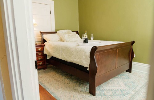 Northside District Casa | Cozy Queen Ann Cottage Downtown Lexington