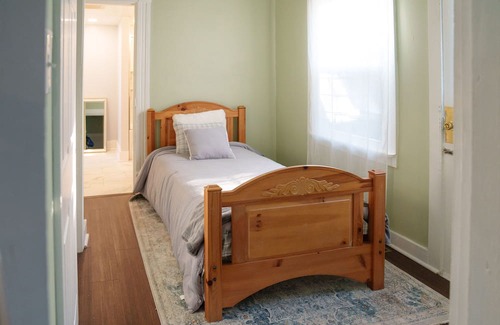Northside District Casa | Cozy Queen Ann Cottage Downtown Lexington