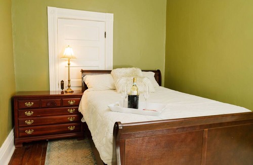 Northside District Casa | Cozy Queen Ann Cottage Downtown Lexington