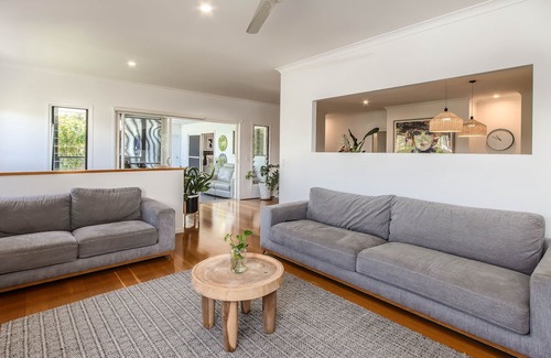 Pottsville Apartamento | Escape to your own tropical oasis with this stunning retreat-style home boasting 4 large bedrooms, all with fans and robes, and 3 bathrooms.