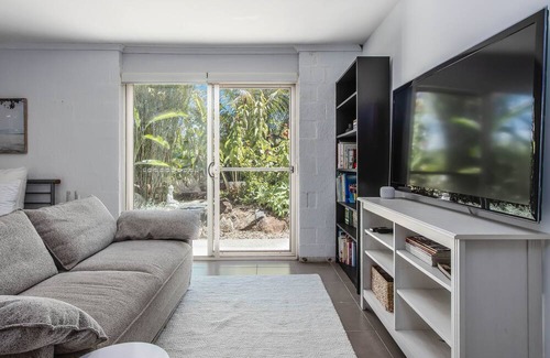 Pottsville Apartamento | Escape to your own tropical oasis with this stunning retreat-style home boasting 4 large bedrooms, all with fans and robes, and 3 bathrooms.