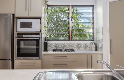 Pottsville Apartamento | Escape to your own tropical oasis with this stunning retreat-style home boasting 4 large bedrooms, all with fans and robes, and 3 bathrooms.