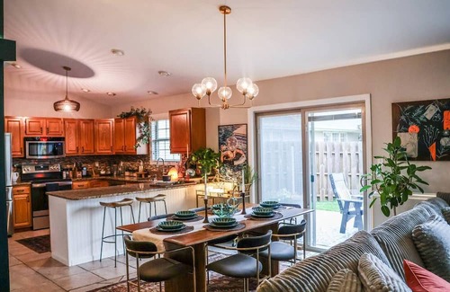Champaign Casa | The Oasis